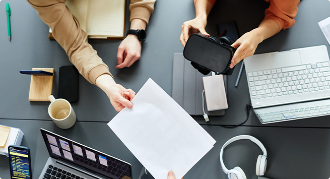 미디어 장비와 컨셉서를 건내는 모습